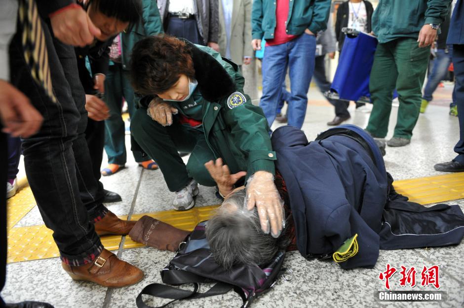 74歲老太地鐵站臺(tái)摔倒稱“有老保，不訛人”