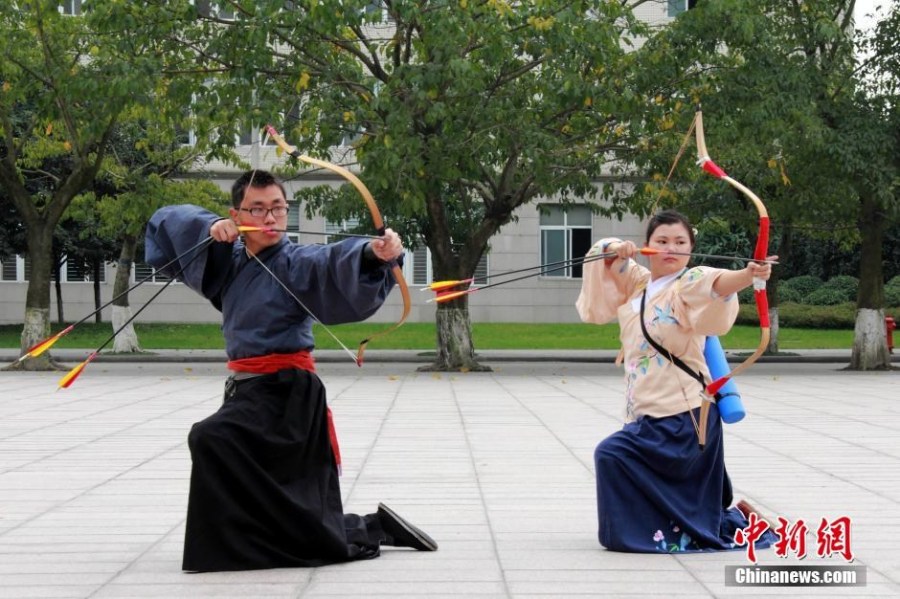 圖為課余練習(xí)射箭的“神雕俠侶”胡雅潔和胡默齋。
