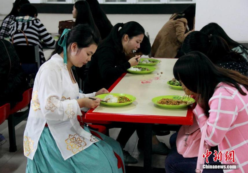 圖為穿漢服在食堂吃飯的胡雅潔。