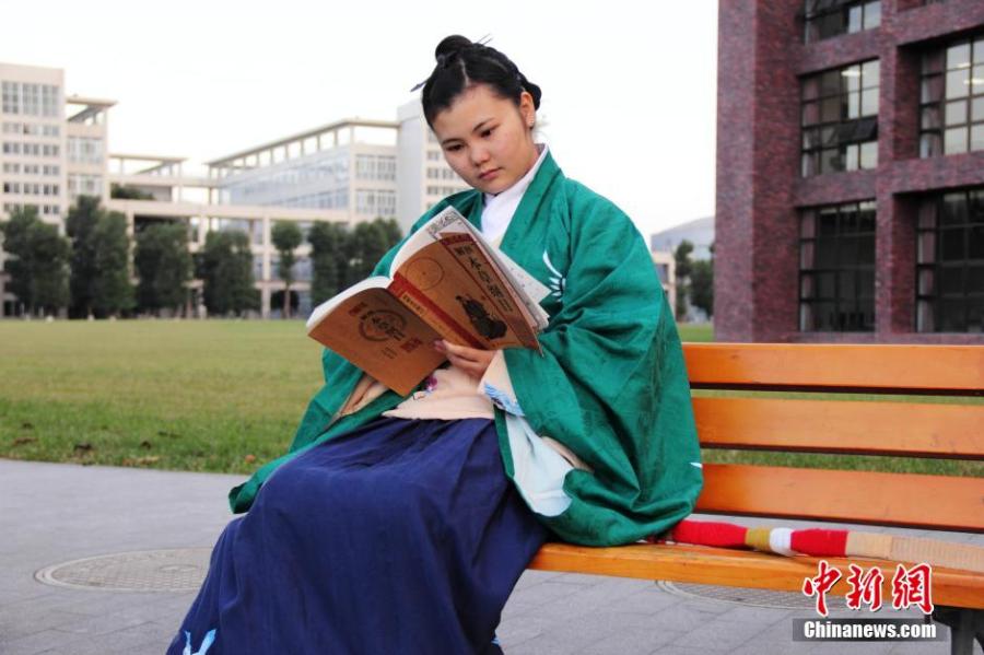 穿漢服在校園讀書的胡雅潔。