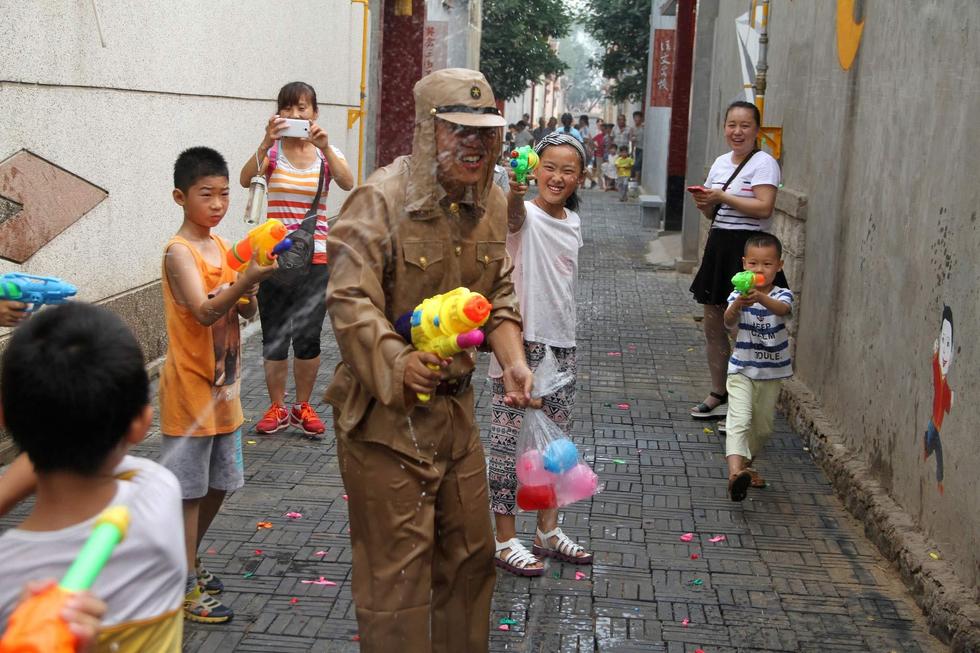 孩子們扮成八路軍手持水槍打鬼子。