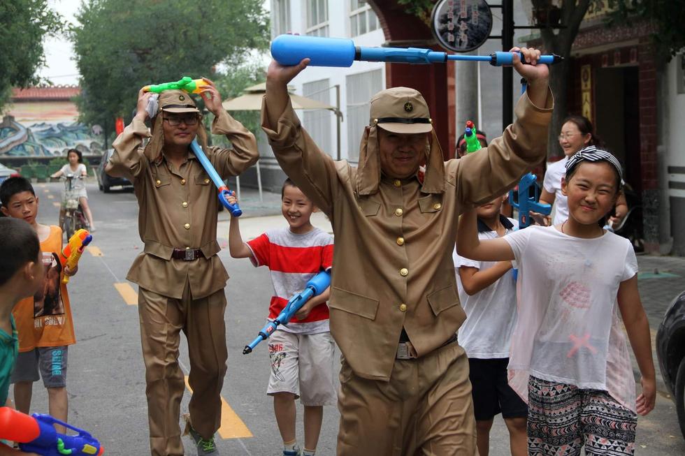 最終幾名鬼子被八路軍制服，被押著游街示眾，以此慶?？谷諔?zhàn)爭勝利70周年。