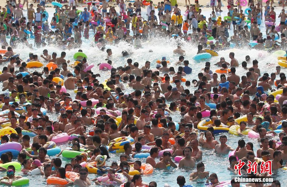 8月1日，民眾扎堆在南京湯山歡樂水魔方水上樂園戲水，享受“冰火兩重天”的涼爽和激情。連日來，中國大部分地區(qū)迎來高溫天氣。