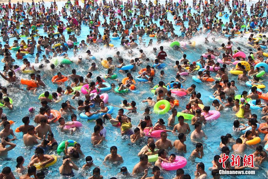 8月1日，民眾扎堆在南京湯山歡樂水魔方水上樂園戲水，享受“冰火兩重天”的涼爽和激情。連日來，中國大部分地區(qū)迎來高溫天氣。