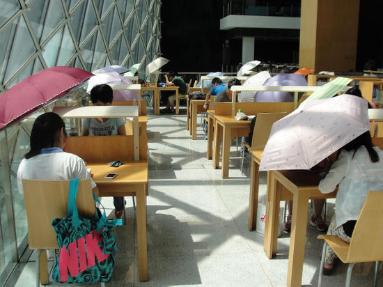 2015年8月2日，深圳圖書館，“太陽曬進(jìn)來很熱的，我們都要撐著傘讀書?！? complete=