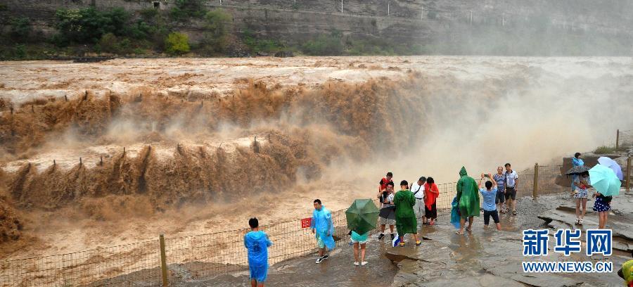 8月2日，游客在山西吉縣黃河壺口瀑布景區(qū)游覽觀瀑。