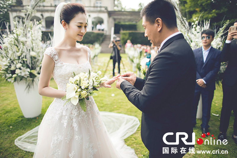 李小冉比利時(shí)辦婚禮 朱丹、鐘欣潼、應(yīng)采兒做伴娘