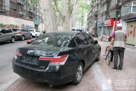 男子的車牌因是外地牌照，被小偷盜走。
