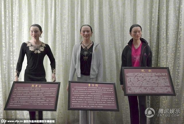 ，“華鎣山中外名人蠟像館”中的蠟像，被網(wǎng)友稱作“華鎣山農(nóng)貿(mào)服裝發(fā)布會”。