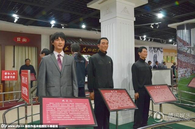 “華鎣山中外名人蠟像館”中的蠟像，被網(wǎng)友稱作“華鎣山農(nóng)貿(mào)服裝發(fā)布會”。