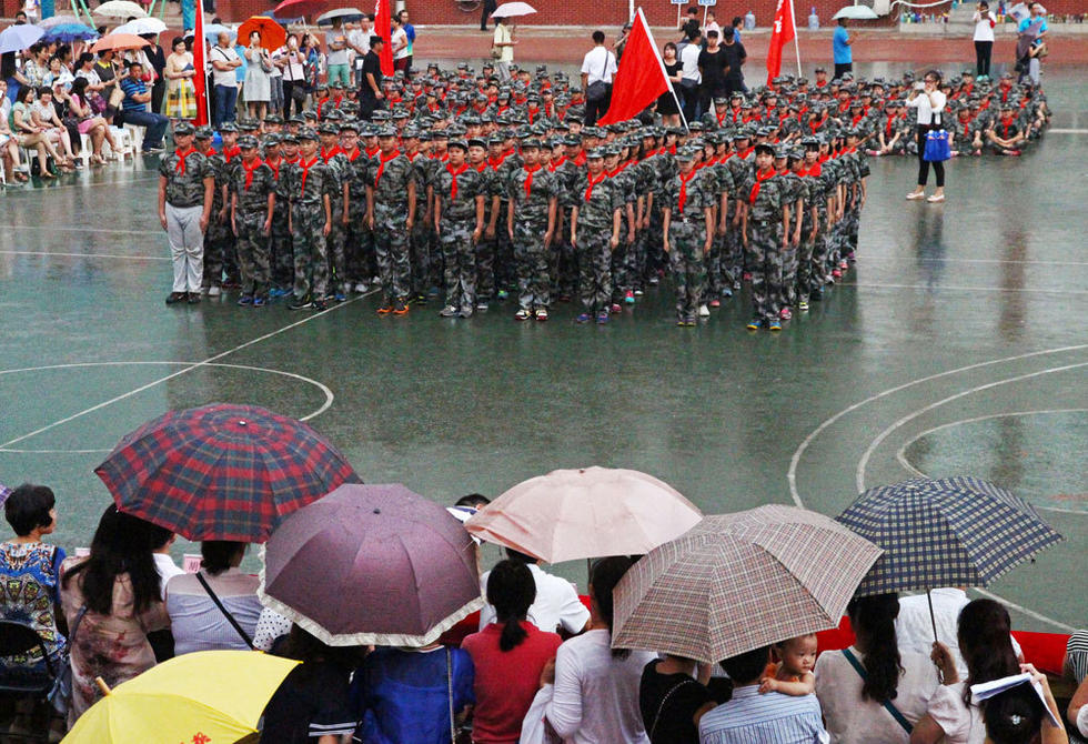 鄭州市，鄭州市第八中學(xué)會操表演當(dāng)天突降大雨，但是同學(xué)們在雨中堅持完成了會操表演。