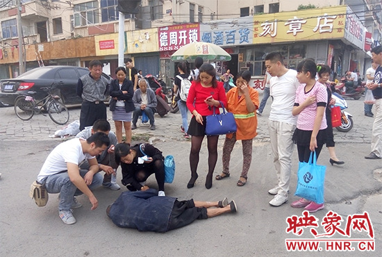 據(jù)附近環(huán)衛(wèi)工人介紹，老人是自己過(guò)路口時(shí)不小心摔倒的。