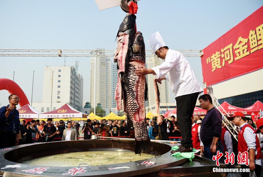 河南鄭州，一個(gè)直徑3.15米，深0.7米，可容納3噸高湯的“中原第一鍋”現(xiàn)場(chǎng)烹煮火鍋盛宴。