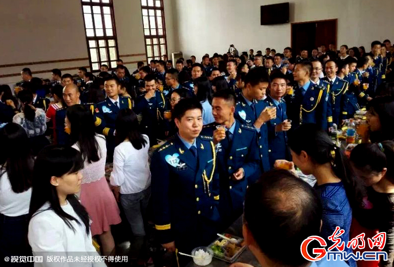 湖北武漢，“嫁人就嫁解放軍”，每年一屆的武漢軍旅姻緣會(huì)17日在駐漢空軍某指揮所文化活動(dòng)中心舉行