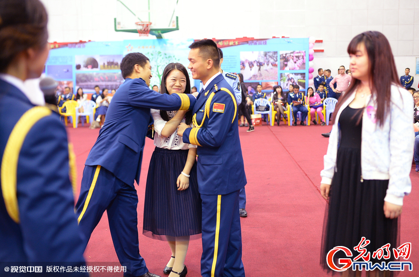 湖北武漢，“嫁人就嫁解放軍”，每年一屆的武漢軍旅姻緣會(huì)17日在駐漢空軍某指揮所文化活動(dòng)中心舉行