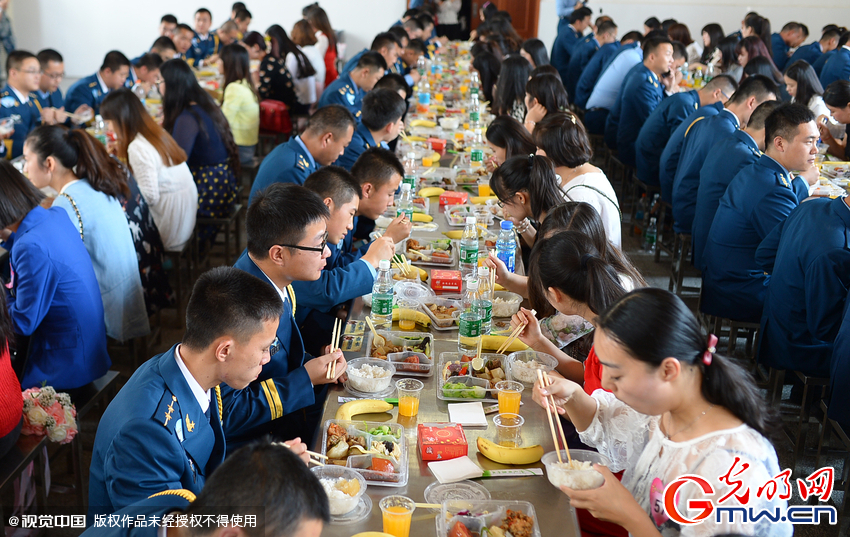 湖北武漢，“嫁人就嫁解放軍”，每年一屆的武漢軍旅姻緣會(huì)17日在駐漢空軍某指揮所文化活動(dòng)中心舉行