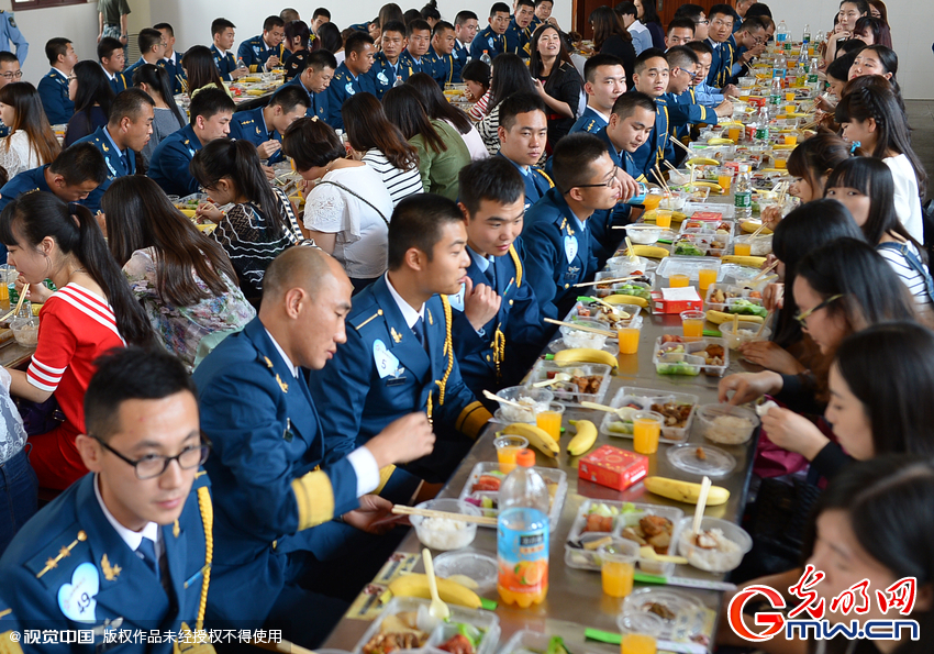 湖北武漢，“嫁人就嫁解放軍”，每年一屆的武漢軍旅姻緣會(huì)17日在駐漢空軍某指揮所文化活動(dòng)中心舉行