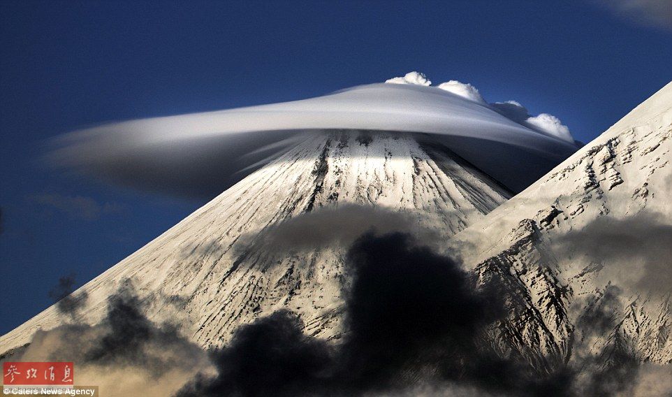 火山上籠罩著類似于外星飛碟形狀的云彩，場(chǎng)景猶如科幻大片。