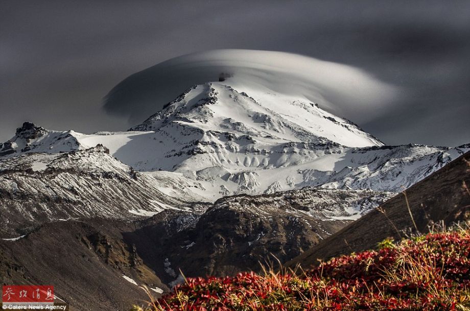 火山上籠罩著類似于外星飛碟形狀的云彩，場(chǎng)景猶如科幻大片。