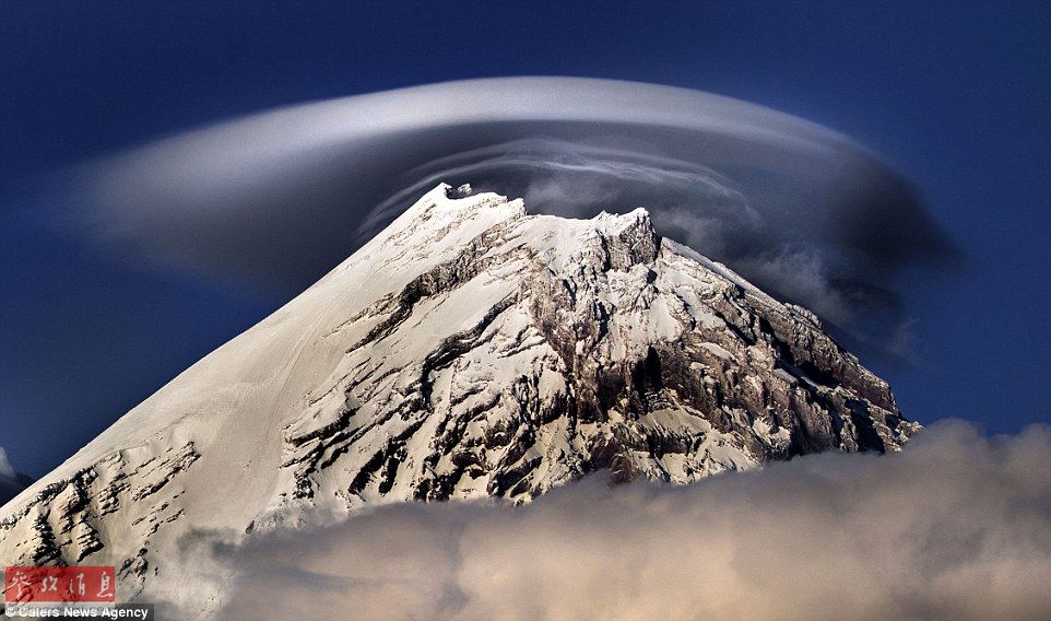 火山上籠罩著類似于外星飛碟形狀的云彩，場(chǎng)景猶如科幻大片。