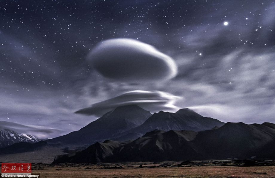 火山上籠罩著類似于外星飛碟形狀的云彩，場(chǎng)景猶如科幻大片。