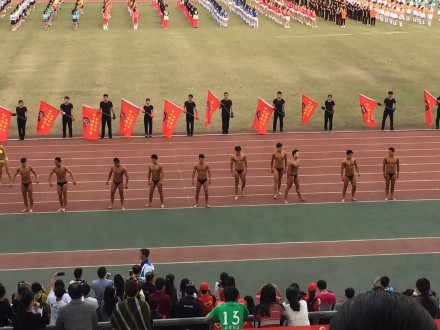 杭州某大學(xué)秋季運動會開幕式 裸男大秀肌肉