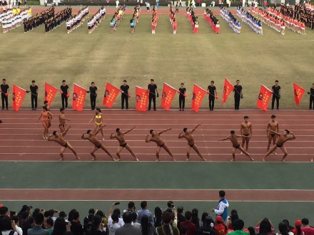 杭州某大學(xué)秋季運動會開幕式 裸男大秀肌肉