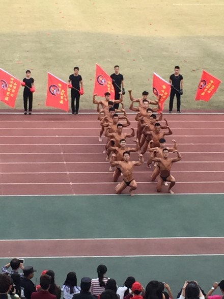 杭州某大學(xué)秋季運動會開幕式 裸男大秀肌肉