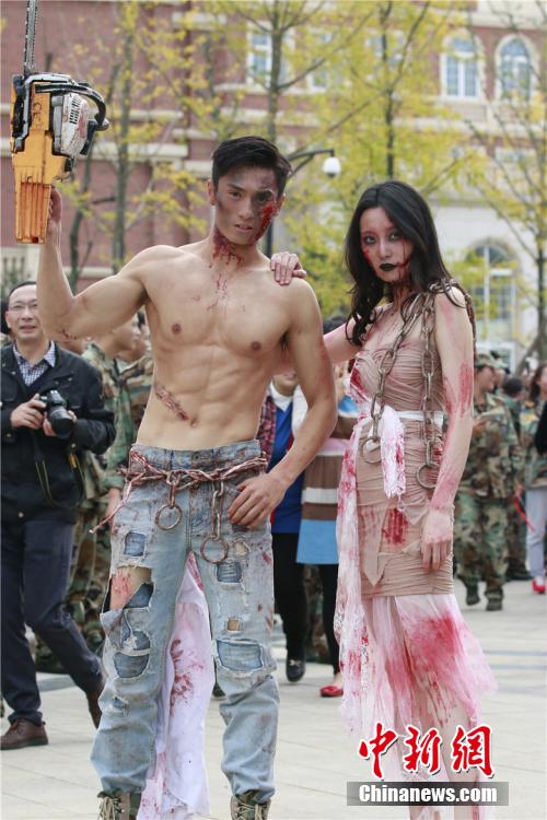 男神教師扮“鬼”學(xué)生稱其為“史上顏值最高男鬼”。何浠 攝