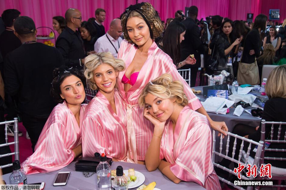 圖為模特Jacquelyn Jablonski（左起），Devon Windsor，Gigi Hadid和Rachel Hilbert在后臺(tái)合影。