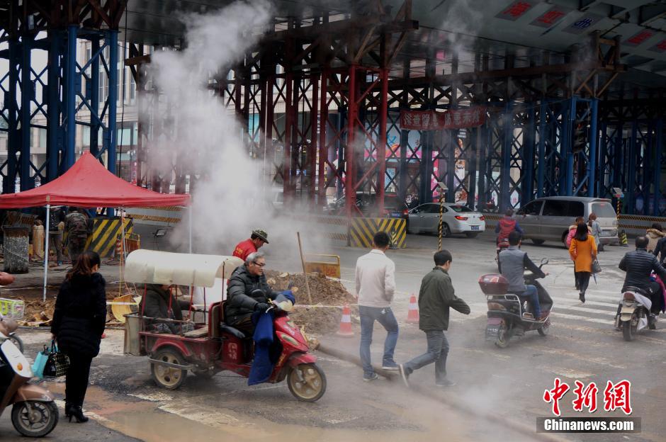 鄭州鬧市熱力管爆裂 行人車(chē)輛“騰云駕霧過(guò)險(xiǎn)灘”