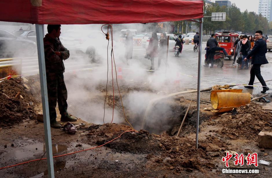 鄭州鬧市熱力管爆裂 行人車(chē)輛“騰云駕霧過(guò)險(xiǎn)灘”