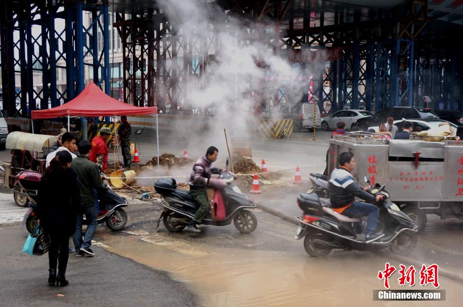 鄭州鬧市熱力管爆裂 行人車(chē)輛“騰云駕霧過(guò)險(xiǎn)灘”