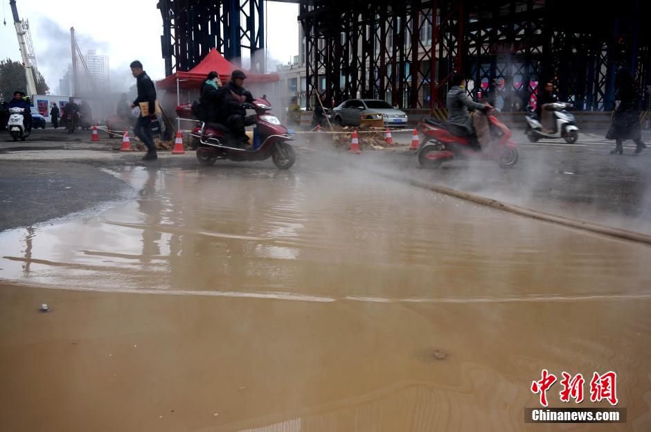 鄭州鬧市熱力管爆裂 行人車(chē)輛“騰云駕霧過(guò)險(xiǎn)灘”