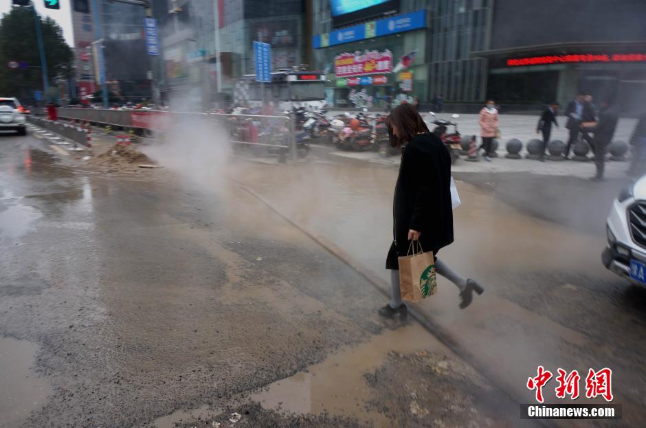 鄭州鬧市熱力管爆裂 行人車(chē)輛“騰云駕霧過(guò)險(xiǎn)灘”