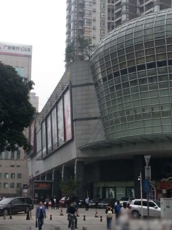 一輛停在停車(chē)位上的寶馬轎車(chē)，被墜落的樹(shù)枝砸中，樹(shù)枝徑直插入車(chē)內(nèi)，現(xiàn)場(chǎng)引發(fā)不少市民圍觀拍照。