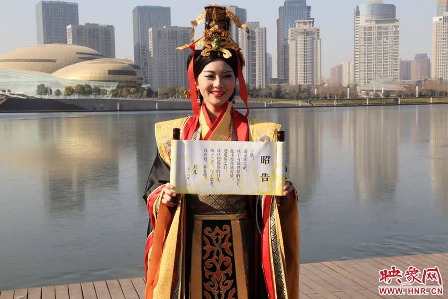 扮成羋月的女子叫小賈，今年27歲，家在鄭州，有房有車。