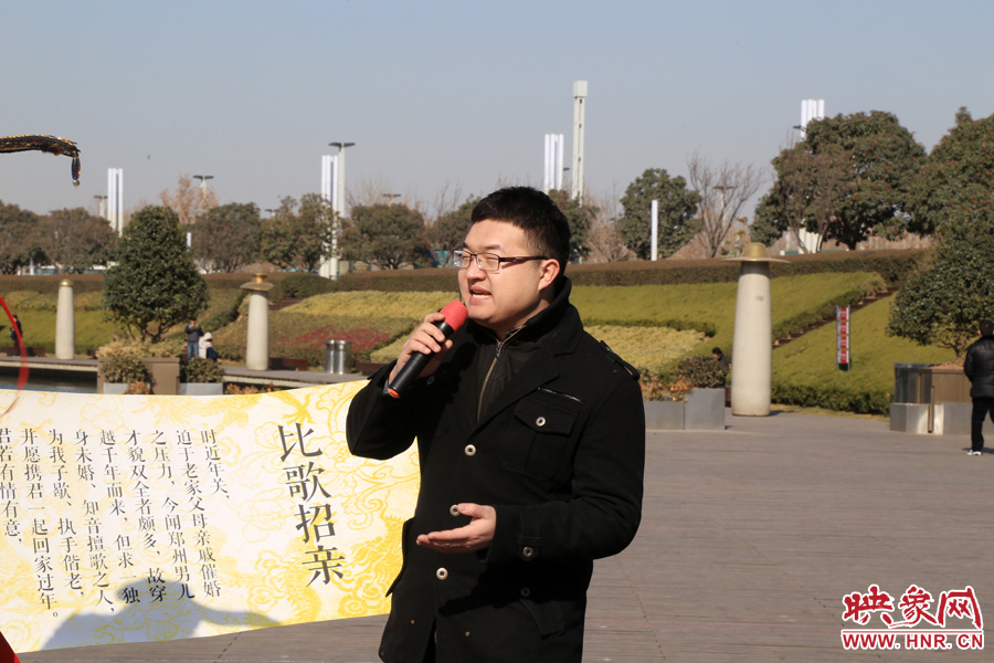 多位在鄭東新區(qū)CBD如意湖附近寫字樓上班的單身男性，聞訊前來唱歌應(yīng)征。