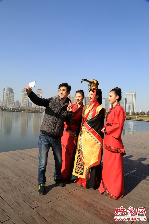 在比歌招親現(xiàn)場，有許多人圍觀拍照。