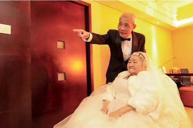 情人節(jié)最溫暖告白！84歲老人包下整樓示愛(ài)老伴