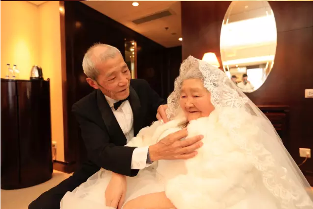 情人節(jié)最溫暖告白！84歲老人包下整樓示愛(ài)老伴