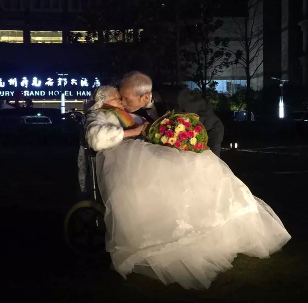 情人節(jié)最溫暖告白！84歲老人包下整樓示愛(ài)老伴