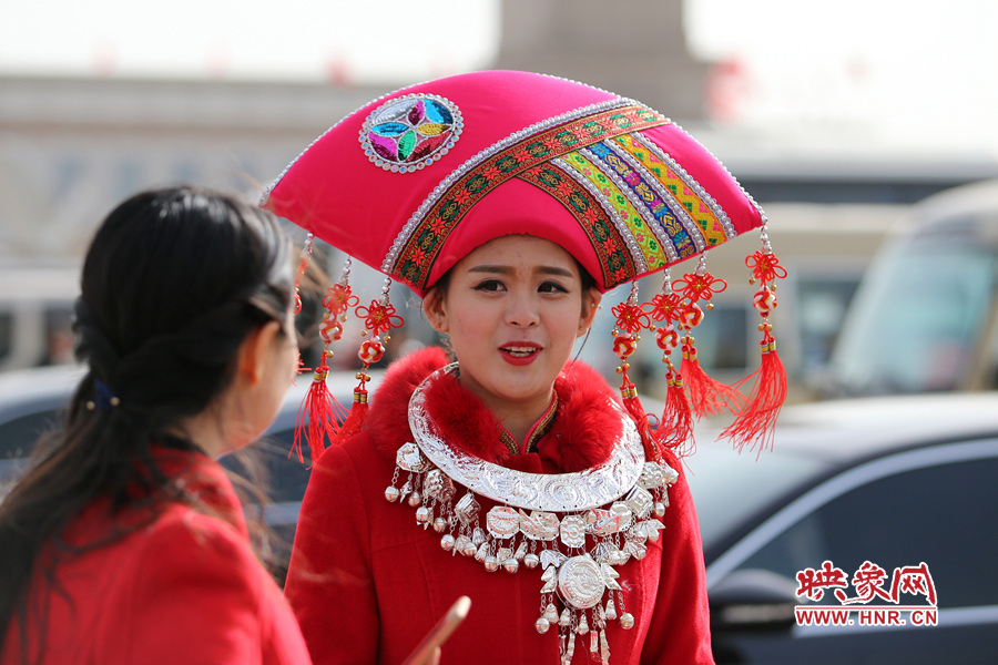 漂亮的頭飾配美女，回頭率相當(dāng)高