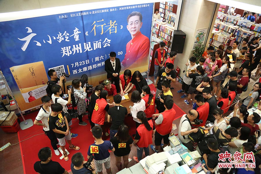 不到三個(gè)小時(shí)的簽售時(shí)間，六小齡童累計(jì)簽售自傳2900余冊(cè)，創(chuàng)造了鄭州購(gòu)書中心的歷史記錄.jpg