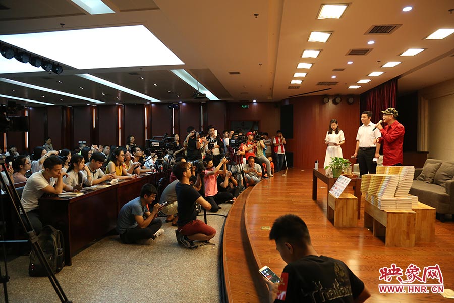 河南本土主流媒體基本全部到場(chǎng)，六小齡童接受記者提問(wèn)。