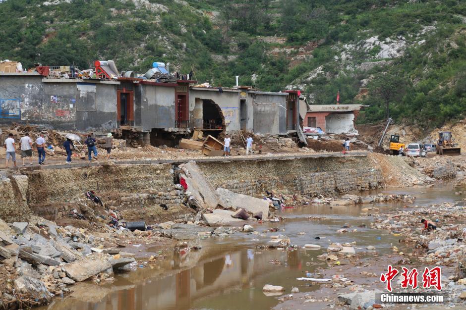 圖為都里鎮(zhèn)小河兩岸的民宅受損嚴(yán)重。