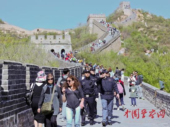 參加聯(lián)合巡邏的中意警察在長城上巡邏。本網(wǎng)記者 陳路坤 攝