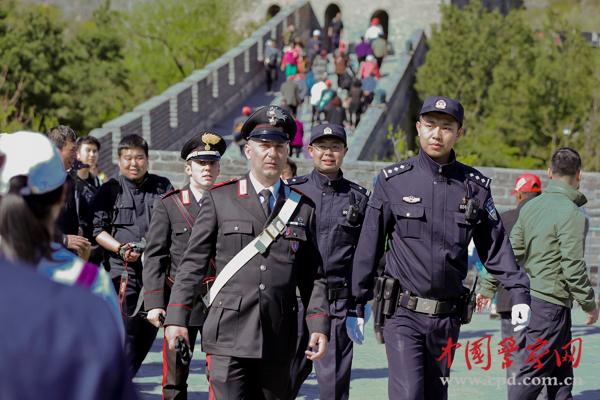 中意警察編隊巡邏。本網(wǎng)記者 陳路坤 攝