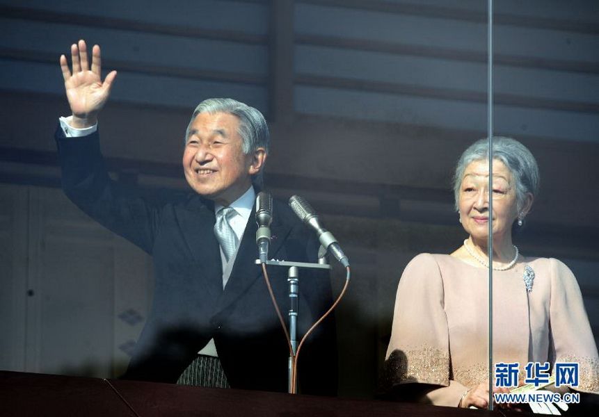 當(dāng)?shù)貢r間12月23日，在位于日本東京的皇宮，日本明仁天皇向民眾致意。