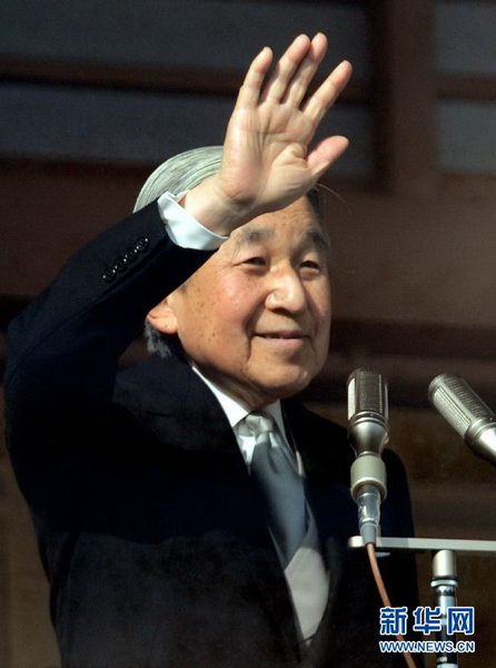 當(dāng)?shù)貢r間12月23日，在位于日本東京的皇宮，日本明仁天皇向民眾致意。